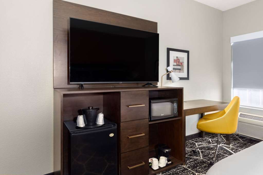 La Quinta Inn & Suites by Wyndham Olathe - photo 23