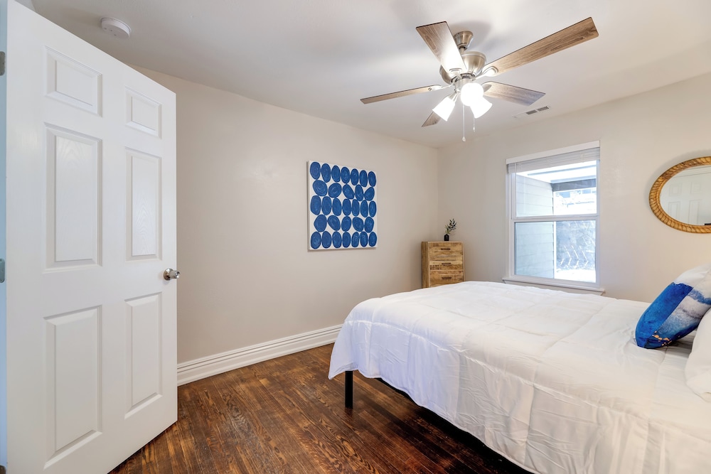 Fayetteville Retreat with Yard Walk to Campus in Fayetteville, United States