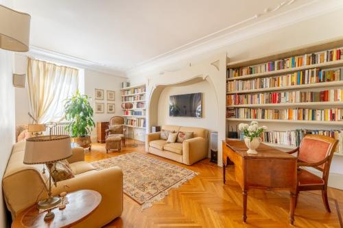 Luxury Suite Dante Elegante Appartamento di Lusso nel Cuore di Roma — 4-Star Luxury Hotel in Rome, Italy