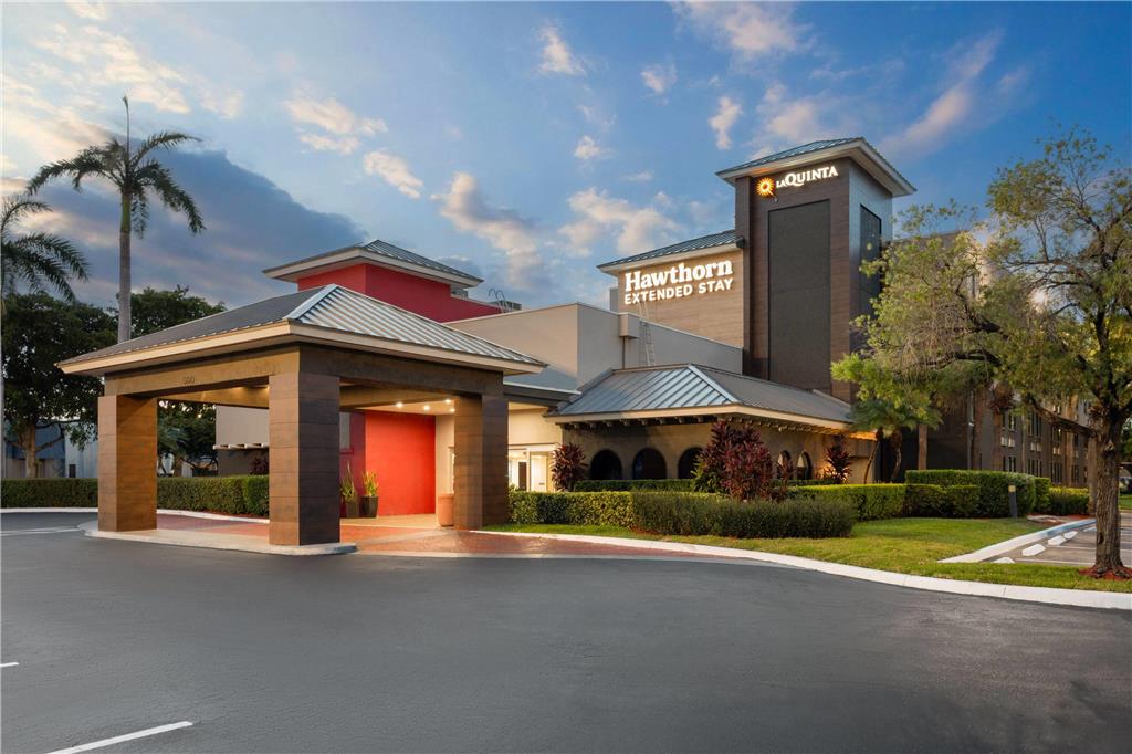 La Quinta Inn & Suites by Wyndham Ft Lauderdale Cypress Cr - photo 4