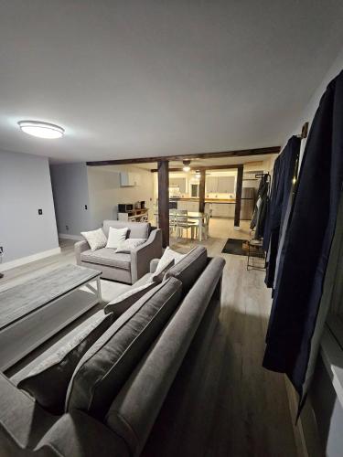 King Bed Outdoor Fireplace Seconds From Highway — 4-Star Luxury Hotel in Howland, United States