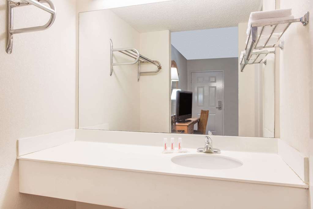Super 8 by Wyndham Lavonia - photo 6