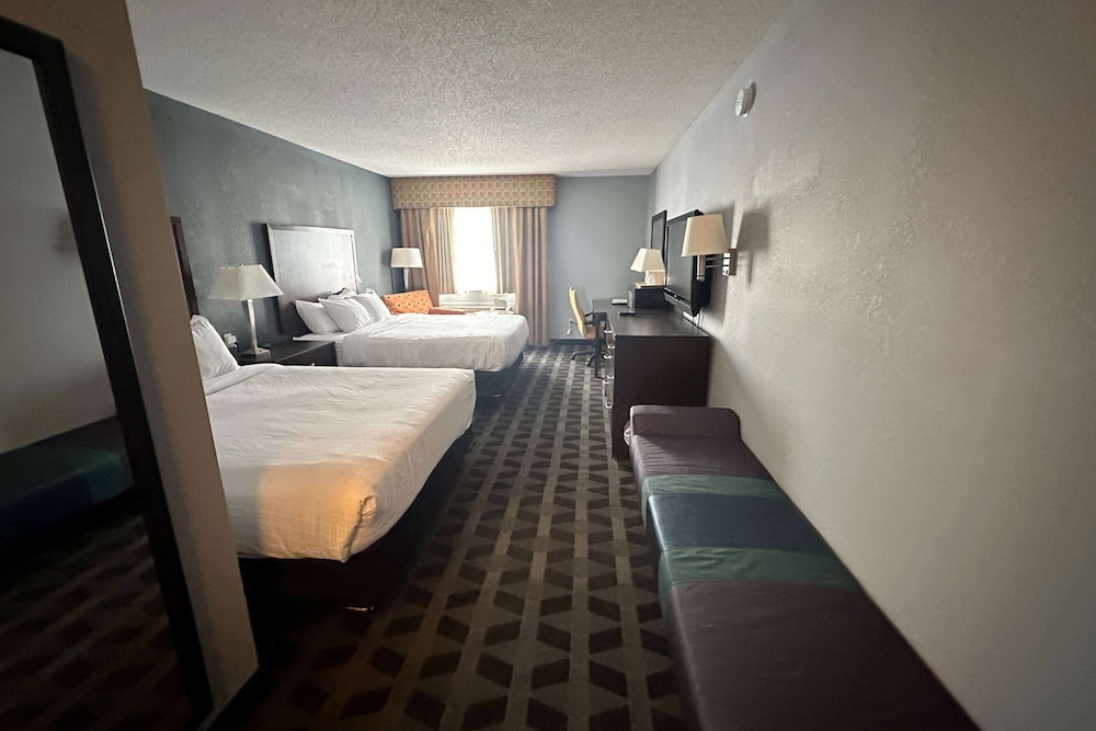 Baymont by Wyndham Flint Airport North - photo 11