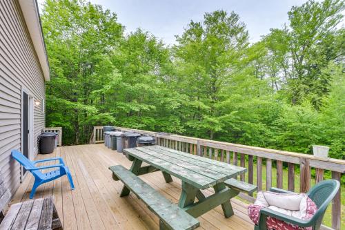 Near Snowmobiling Secluded Harmony Cabin with Deck — 4-Star Luxury Hotel in Unionville, United States