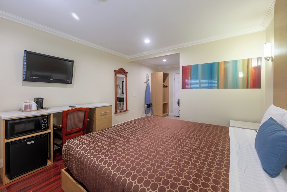 Hollywood City Inn - photo 24