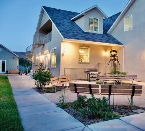 LV4 Large Basement Apartment for Zion Homebase — 4-Star Luxury Hotel in Laverkin, United States