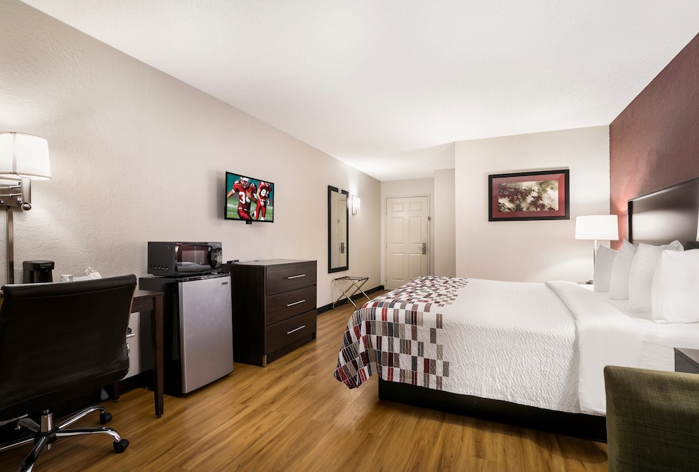 Red Roof Inn & Suites Knoxville East - photo 10