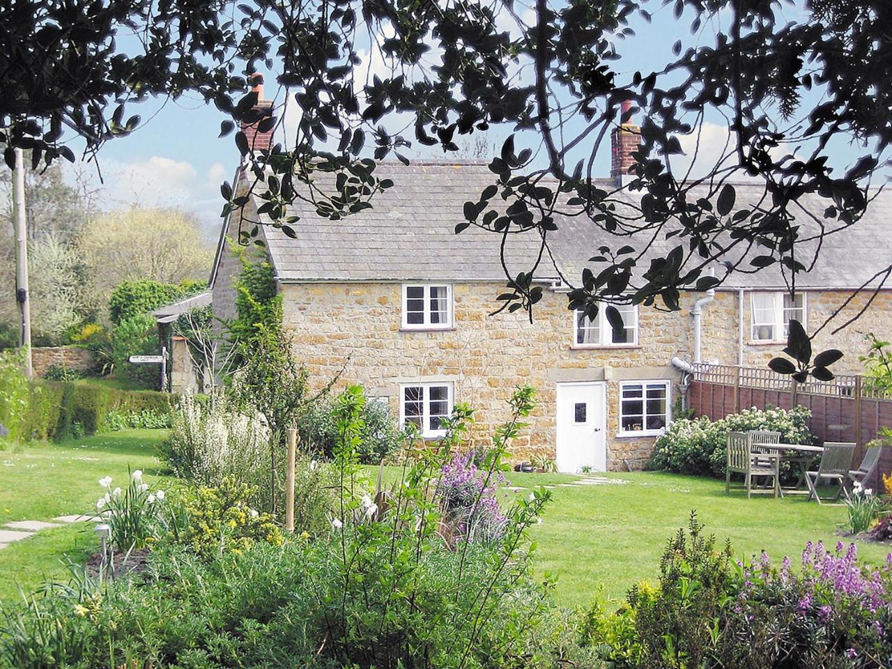 Barters Cottage — 4-Star Luxury Hotel in Bridport, United Kingdom