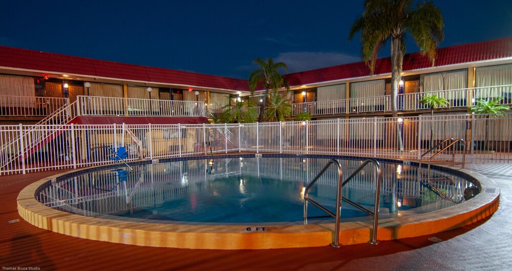 Express Inn & Suites 5 Miles from St Petersburg Clearwater Airport - photo 18