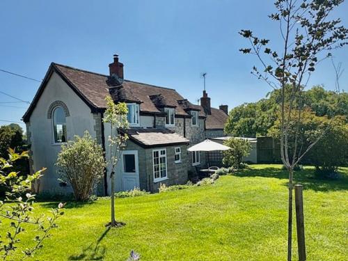 Charming modernized country cottage Near Mere Wiltshire — 4-Star Luxury Hotel in Mere, United Kingdom