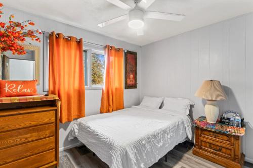 Simple And Orange Deluxe in Anchorage, United States