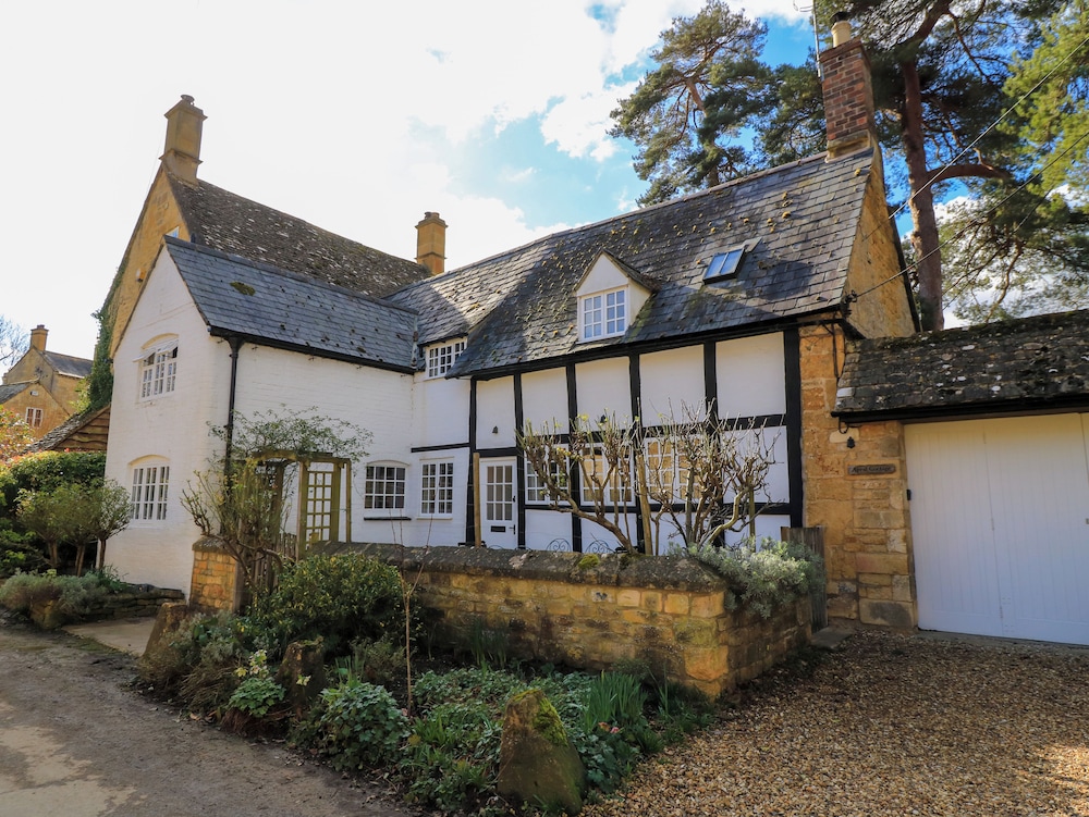 April Cottage — 4-Star Luxury Hotel in Chipping Campden, United Kingdom