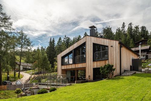 Chalet Bergfreund — 4-Star Luxury Hotel in Valdaora Di Mezzo, Italy