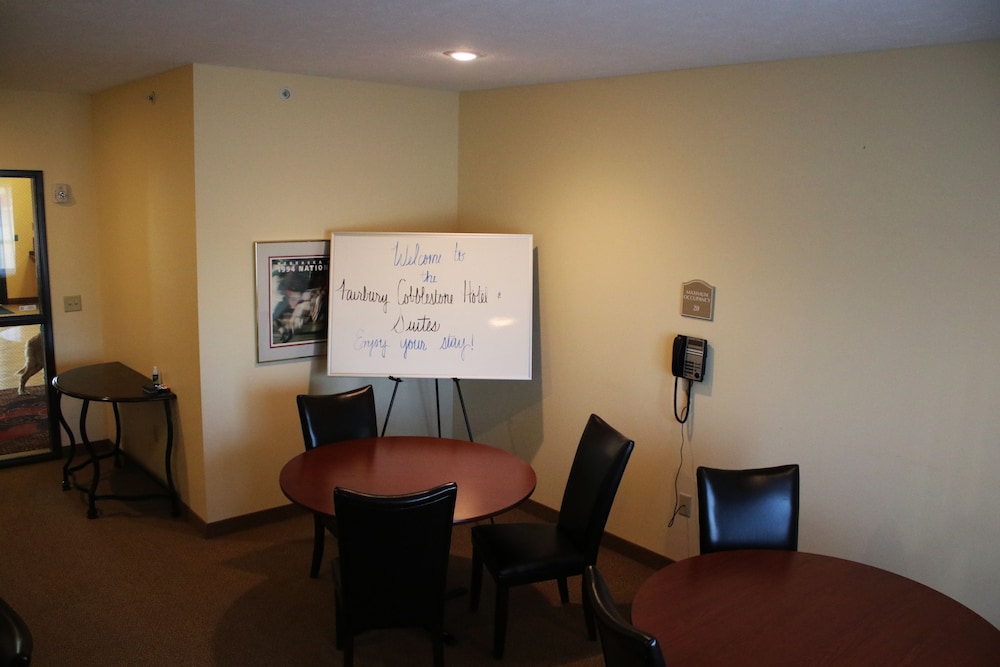 Edgewood Hotel & Suites - photo 40