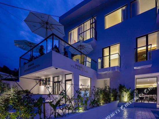 Us Life&White Takin in Qianyou, People's Republic of China