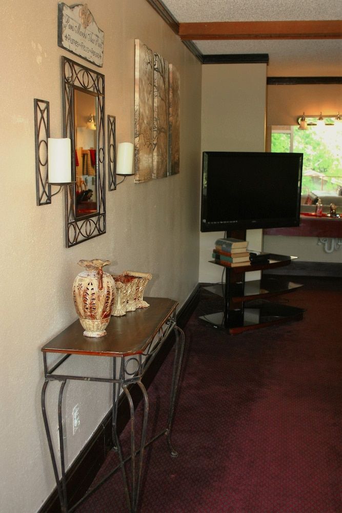 Statue Road Inn - photo 21