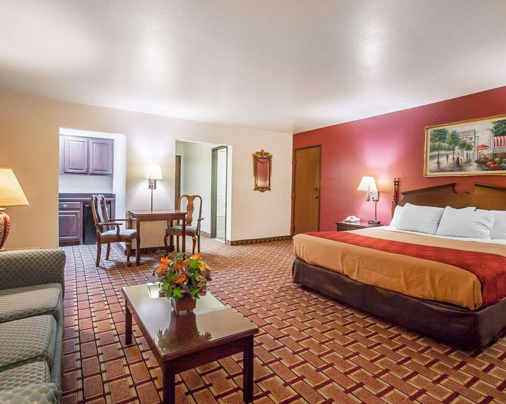 Econo Lodge Dexter - photo 14