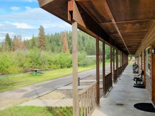 Southfork Lodge Riverside Inn - photo 10