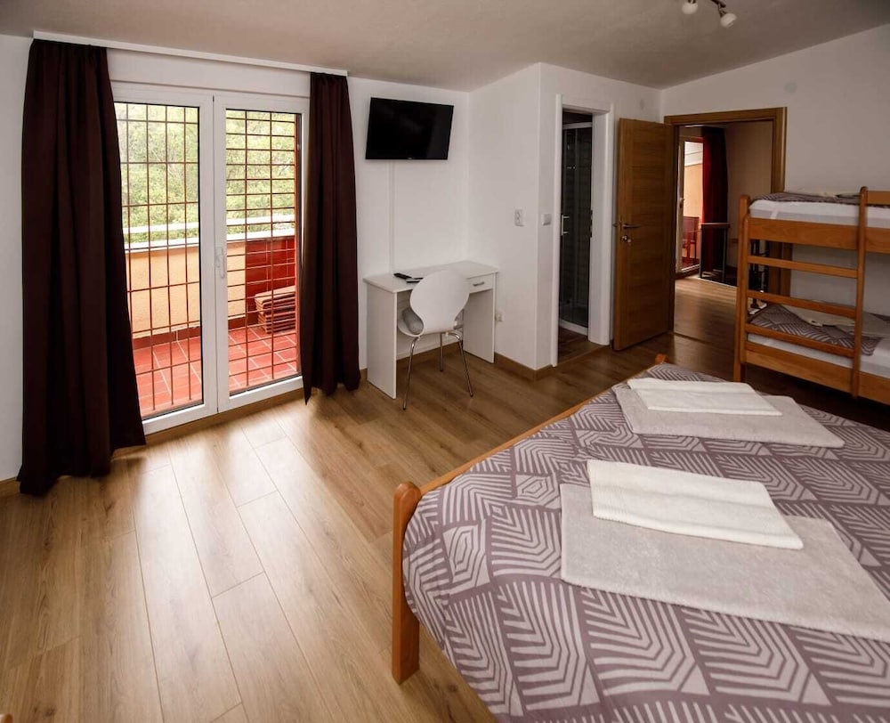 Prenocite Kastel — hotel in Knin