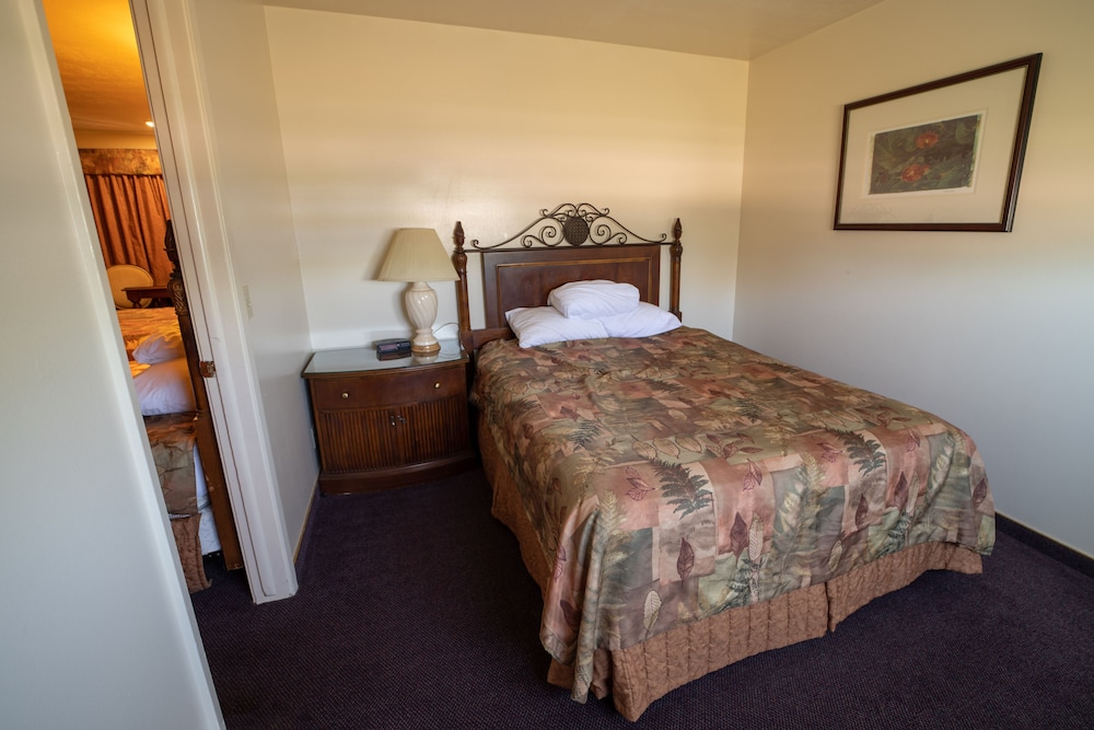 Clover Creek Inn - photo 11