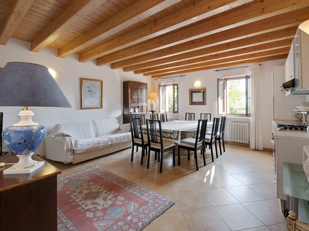 Fabulous Mansion in Pesina Spezie near Lake — hotel in Caprino Veronese