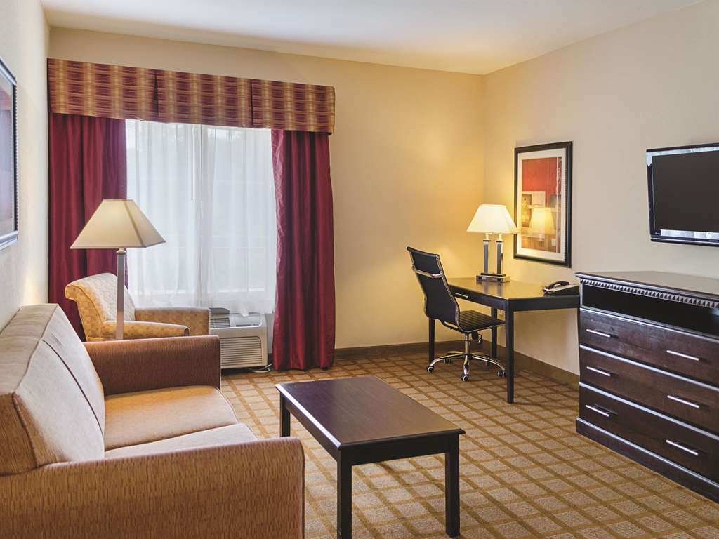 La Quinta Inn & Suites by Wyndham Mobile Satsuma Saraland - photo 24