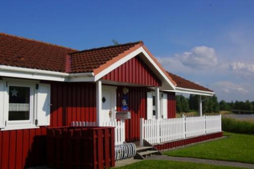 4 Personen Ferienhaus mit Kaminofen Wintergarten und Kanu mit einem wundervollen Blick auf den See in Otterndorf in Otterndorf, Germany
