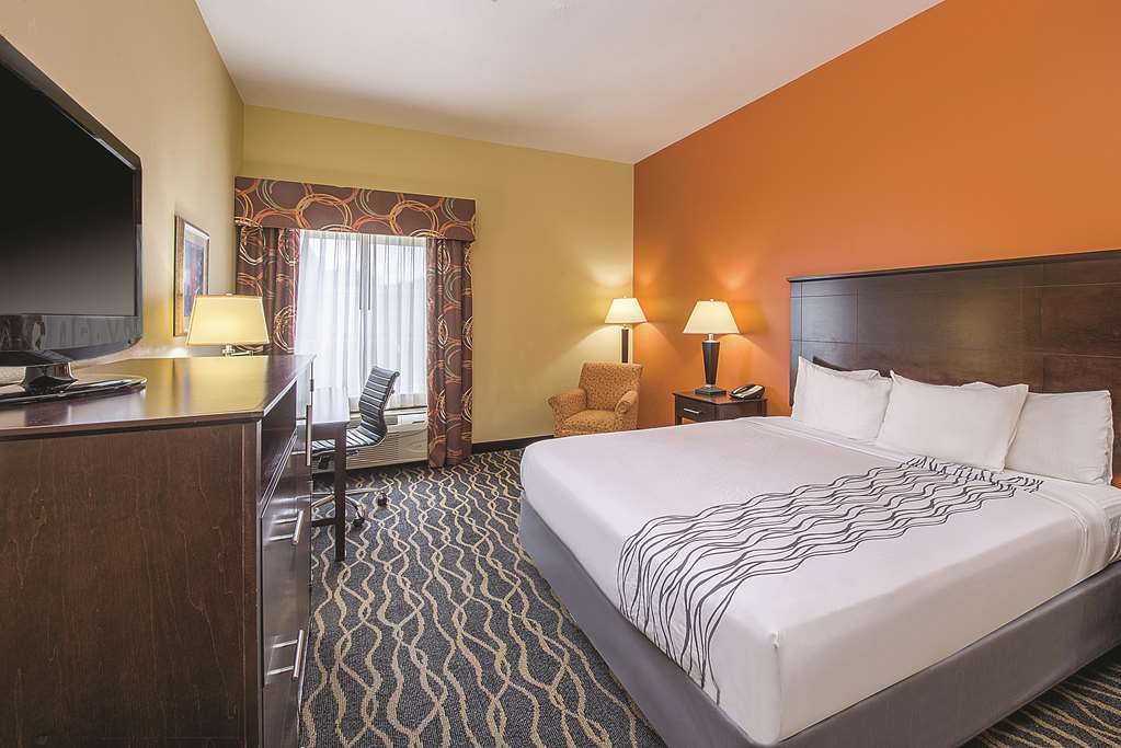 La Quinta Inn & Suites by Wyndham Tulsa Airpt Expo Square - photo 20