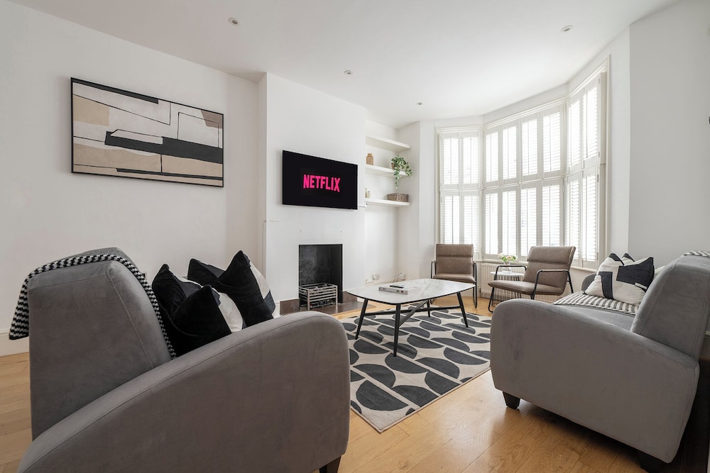 Fulham Spacious 4BD Home Parking & Garden WiFi — 4-Star Luxury Hotel in London, United Kingdom