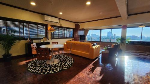 Best River view Retro vibe studio apartment Bangkok Old Town
