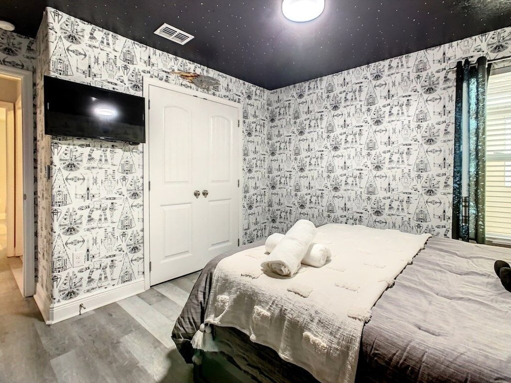 Fun Games & Relaxation At Solterra Resort 6 Bedroom Home by Redawning - photo 3