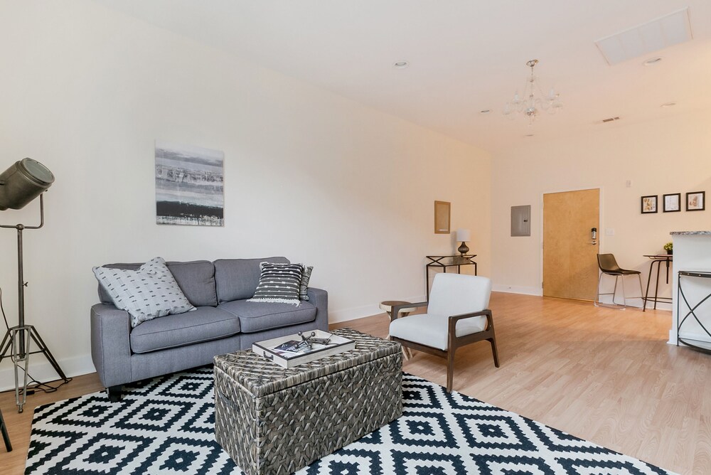 Hip 2BR in Arts Warehouse District - photo 28