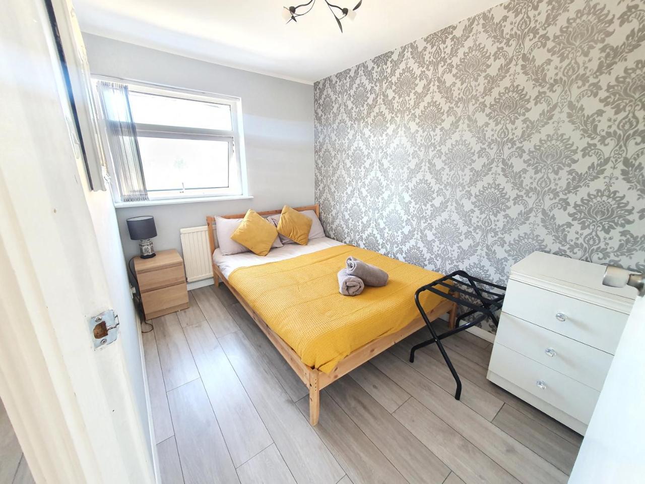 Wetherne House Beautiful Home Parking Garden Wifi Self Check In — 4-Star Luxury Hotel in Luton, United Kingdom