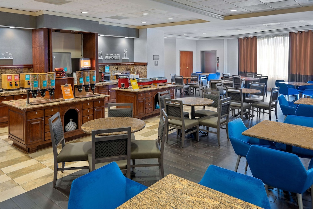 Hampton Inn & Suites Kansas City Country Club Plaza - photo 37