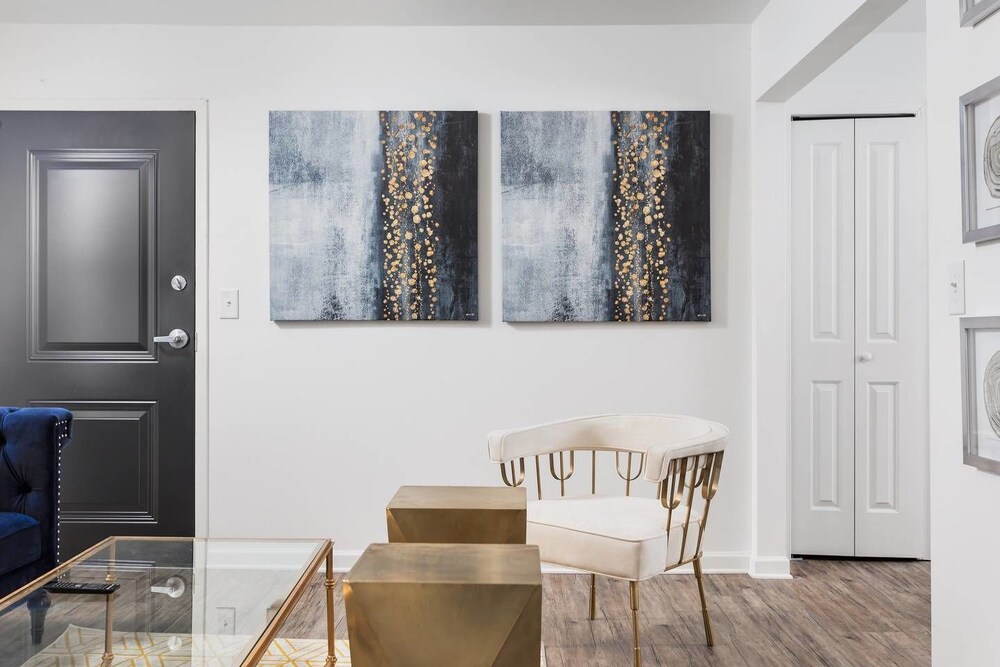 8 Bedrooms Comprised of 4 2BR Suites by Domio - photo 46