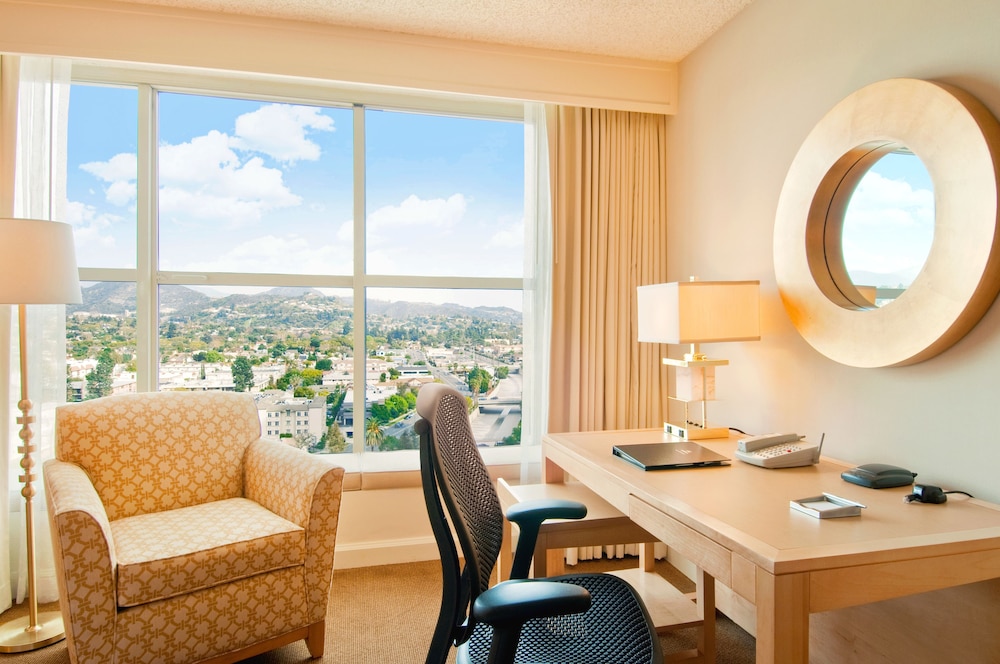 Hilton Los Angeles North Glendale & Executive Meeting Center - photo 4
