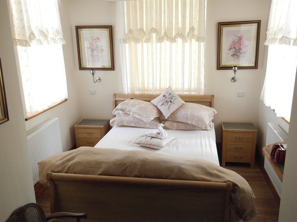 Little Red Rooster Rest and Spa — Tenby — photo 2