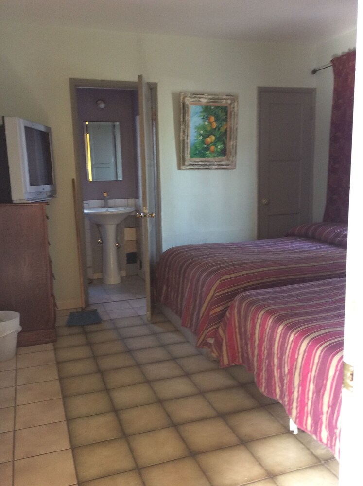 Pavilions Motel - photo 9