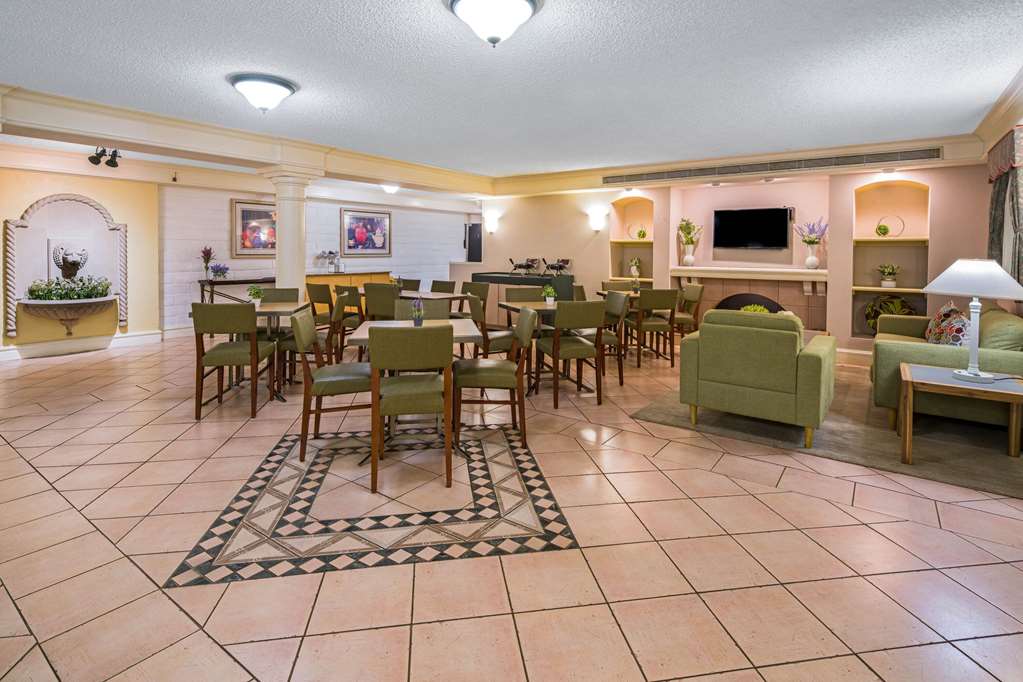 Days Inn by Wyndham San Diego Vista - photo 3