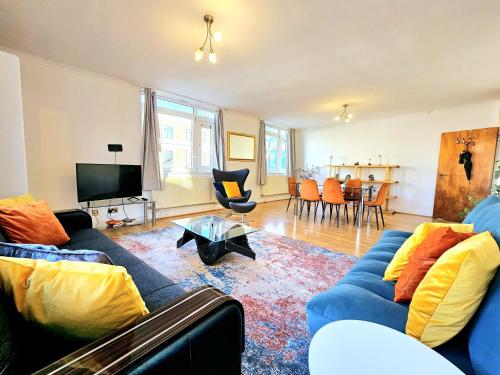 Bright & Spacious Home in Building with Lift right next to Bayswater Station Walk to Kensington Palace Hyde Park Little Venice & Notting Hill — 4-Star Luxury Hotel in London, United Kingdom