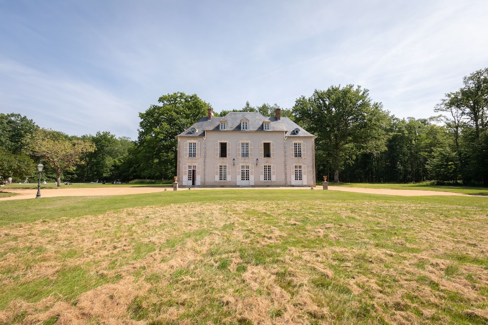 Charnay Plaisance - carbon neutral hotel in Vierzon