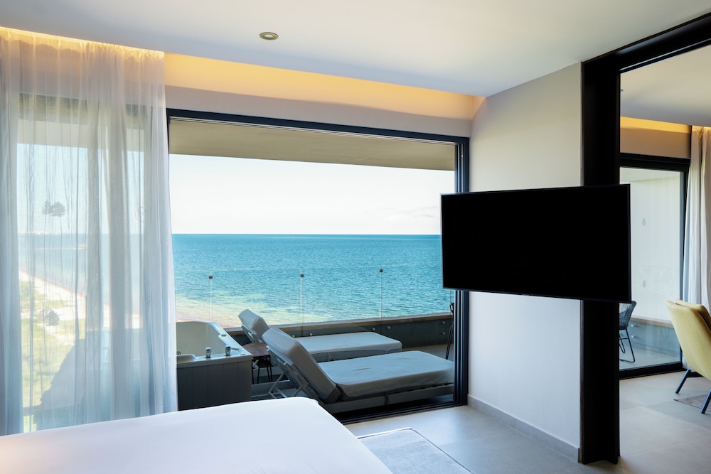 The Fives Oceanfront Puerto Morelos