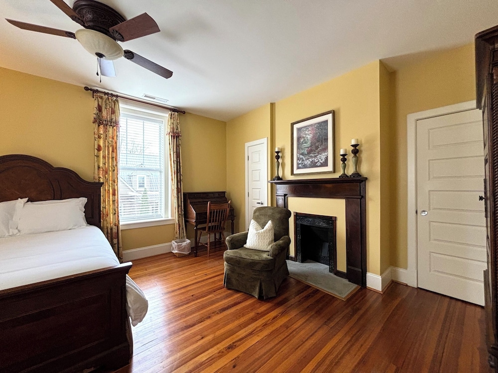 Grand Lux Inn - photo 18