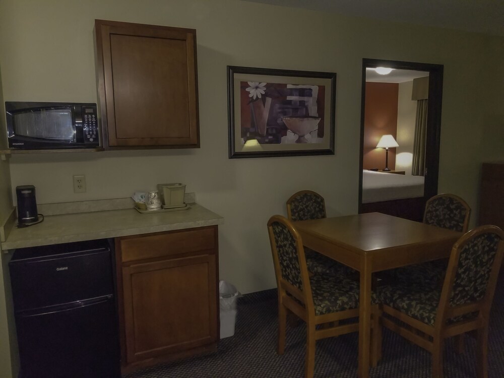 Paola Inn And Suites - photo 22