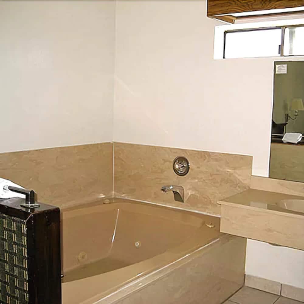 Jamestown Railtown Motel - photo 14