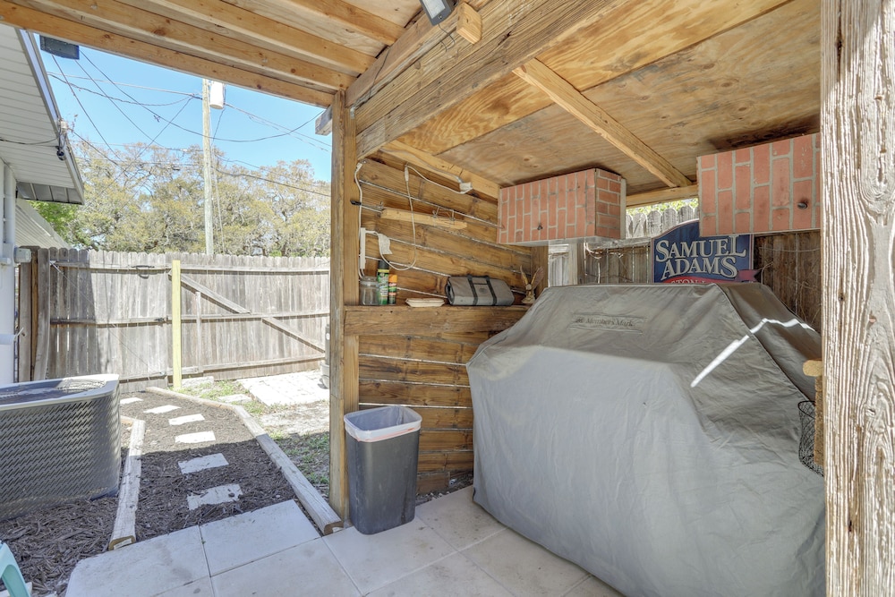 Pet friendly Largo Escape w Fire Pit — hotel in Largo