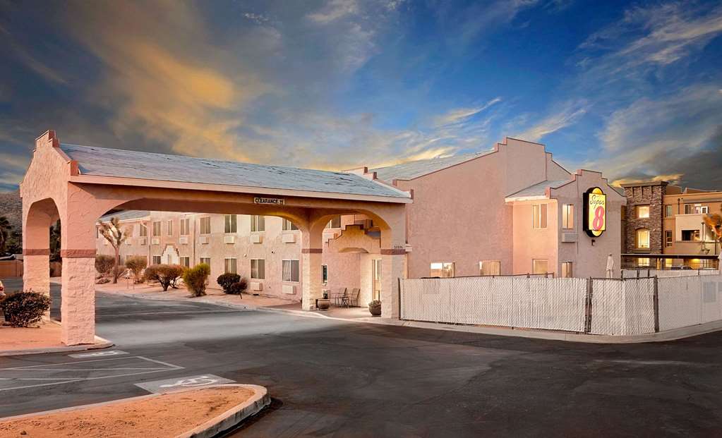 Super 8 by Wyndham Yucca Val Joshua Tree Nat Pk Area — hotel in Yucca Valley