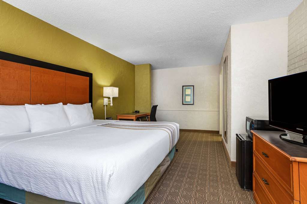 La Quinta Inn Tampa Airport Stadium Westshore - photo 16
