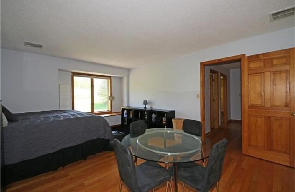 Roxbury Suites - photo 7