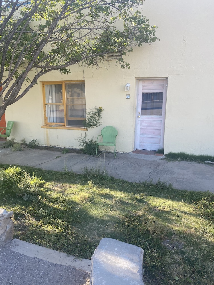 Charles Motel & Hotsprings - photo 34